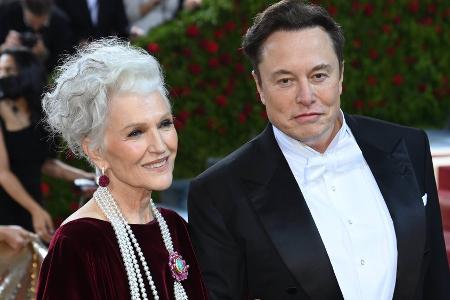 Elon Musk lässt seine Mutter Elon Musk lässt seine Mutter