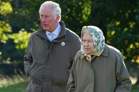 Sorge um Gesundheit? Prinz Charles soll die Queen ständig besuchen Sorge um Gesundheit? Prinz Charles soll die Queen ständig besuchen