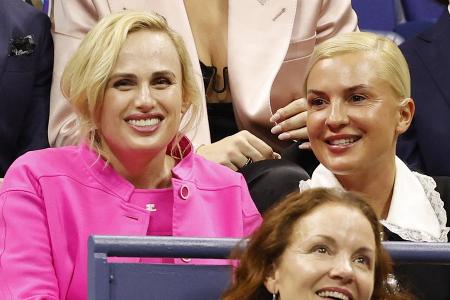 Rebel Wilson und mehr: Diese Stars feuerten Serena Williams an Rebel Wilson und mehr: Diese Stars feuerten Serena Williams an
