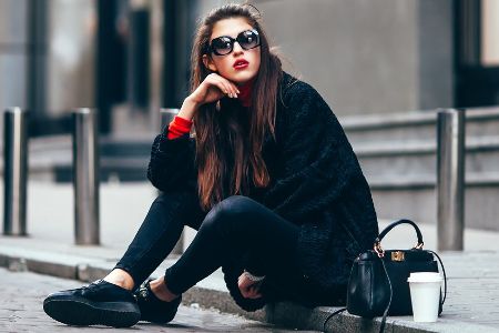 Slides, Slippers, Sneakers: Die Stars lieben es flach Slides, Slippers, Sneakers: Die Stars lieben es flach