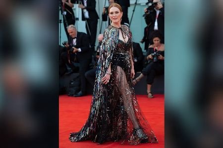 Julianne Moore begeistert in transparentem Glitzerkleid Julianne Moore begeistert in transparentem Glitzerkleid
