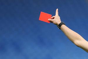 FA Cup: Torwart pinkelt in Hecke - und sieht Rot