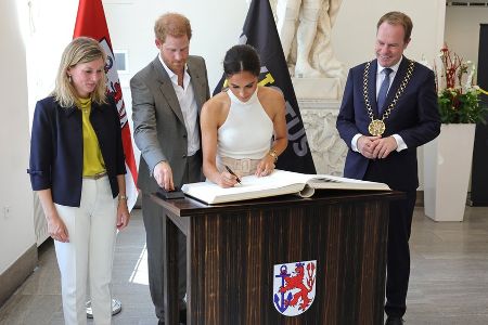 Harry und Meghan tragen sich ins Goldene Buch von Düsseldorf ein Harry und Meghan tragen sich ins Goldene Buch von Düsseldorf ein