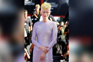 Zeichen für die Ukraine: Tilda Swinton zeigt sich mit gelben Haaren