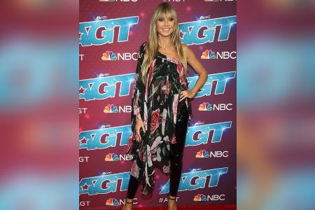 Heidi Klum strahlt im Blümchen-Outfit auf dem roten Teppich Heidi Klum strahlt im Blümchen-Outfit auf dem roten Teppich