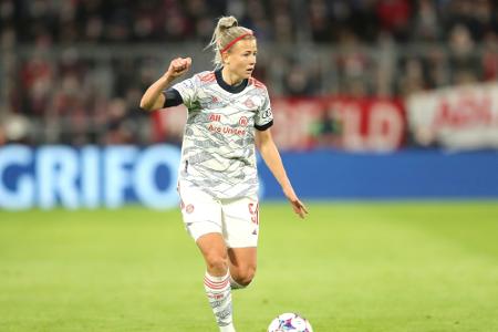 Knie-OP: Bayern-Frauen mehrere Monate ohne Glas Knie-OP: Bayern-Frauen mehrere Monate ohne Glas