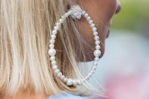 Pearlcore: Perlenschmuck legt 2022 ein verstaubtes Image ab