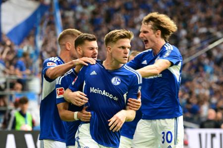 Schalke siegt nach 16 Monaten und stößt Bochum noch tiefer in die Krise Schalke siegt nach 16 Monaten und stößt Bochum noch tiefer in die Krise