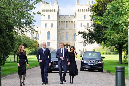 Vor Schloss Windsor: Kate, William, Harry und Meghan in Trauer vereint Vor Schloss Windsor: Kate, William, Harry und Meghan in Trauer vereint