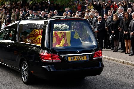 Ihre letzte Reise: Sarg der Queen auf dem Weg nach Edinburgh Ihre letzte Reise: Sarg der Queen auf dem Weg nach Edinburgh