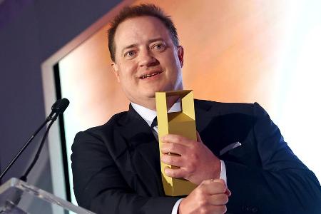 Brendan Fraser freut sich über erste Trophäe Brendan Fraser freut sich über erste Trophäe
