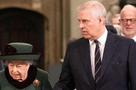 Die Hunde der Queen ziehen zu Prinz Andrew Die Hunde der Queen ziehen zu Prinz Andrew
