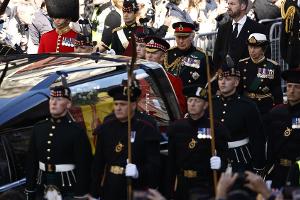 Sarg der Queen begleitet: Charles III. führt Trauer-Prozession an