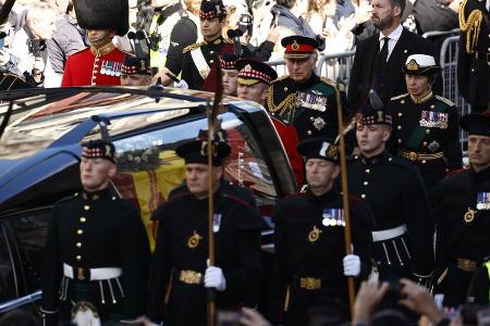 Sarg der Queen begleitet: Charles III. führt Trauer-Prozession an