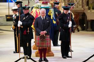 Charles III. und seine Geschwister halten Totenwache für ihre Mutter