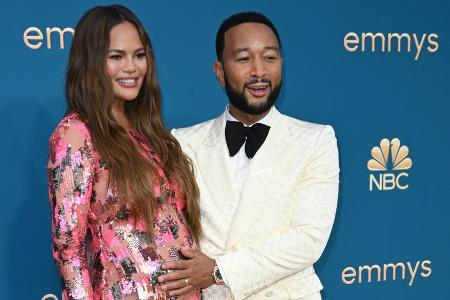 Chrissy Teigen zeigt ihren Babybauch im rosa Paillettenkleid Chrissy Teigen zeigt ihren Babybauch im rosa Paillettenkleid