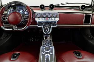 V12-Twinturbo, 864 PS, Handschaltung