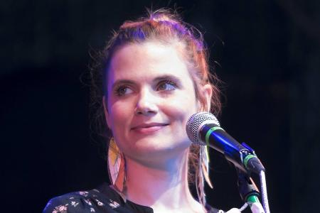 Sarah Nücken: Der Sängerin von Mrs. Greenbird wurde ein Bein amputiert Sarah Nücken: Der Sängerin von Mrs. Greenbird wurde ein Bein amputiert