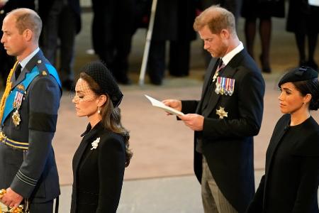William und Kate mit Harry und Meghan: Vereint in Trauer um die Queen William und Kate mit Harry und Meghan: Vereint in Trauer um die Queen