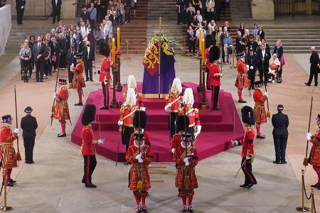 Wachmann vor dem Sarg der Queen zusammengebrochen Wachmann vor dem Sarg der Queen zusammengebrochen