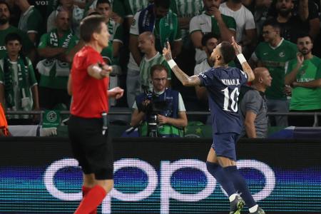 Ärger um Jubel: Neymar attackiert Schiedsrichter Siebert Ärger um Jubel: Neymar attackiert Schiedsrichter Siebert