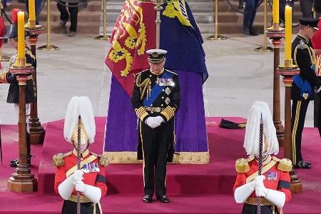 Queen-Sarg: König Charles III. und seine Geschwister halten Totenwache Queen-Sarg: König Charles III. und seine Geschwister halten Totenwache