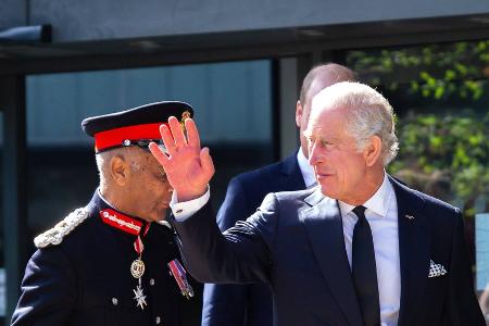 Charles III. begrüßt Staatsoberhäupter zum Charles III. begrüßt Staatsoberhäupter zum