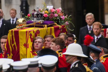 Trauerfeier: Charles und seine Geschwister begleiten Sarg der Queen Trauerfeier: Charles und seine Geschwister begleiten Sarg der Queen