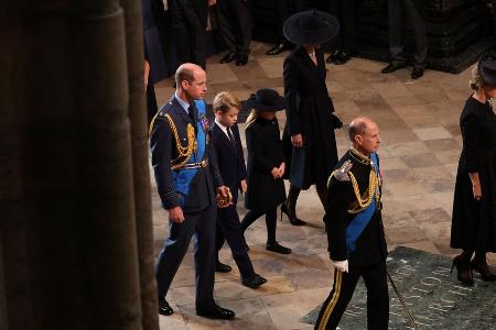 Hinter dem Sarg der Queen: Charlotte und George begleiten ihre Eltern Hinter dem Sarg der Queen: Charlotte und George begleiten ihre Eltern