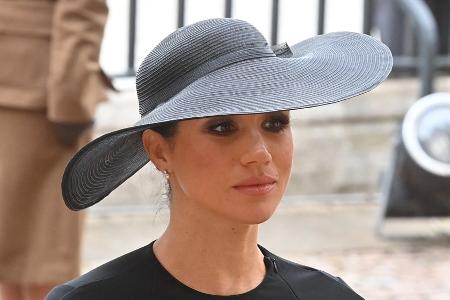 Meghan mit besonderen Accessoires bei Trauerfeier für die Queen Meghan mit besonderen Accessoires bei Trauerfeier für die Queen
