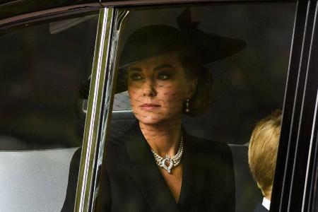 Prinzessin Kate mit ikonischen Schmuckstücken zu Ehren der Queen Prinzessin Kate mit ikonischen Schmuckstücken zu Ehren der Queen