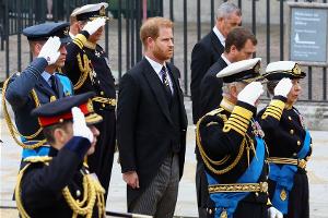 Darum salutierte Prinz Harry nicht bei der Beerdigung der Queen