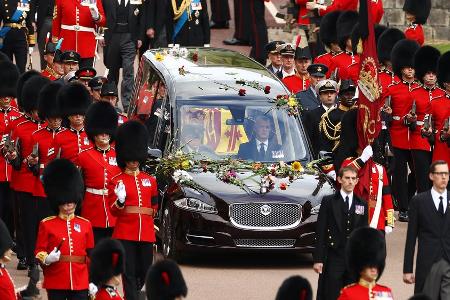 Queen Elizabeth II.: Leichenwagen mit Blumen übersät Queen Elizabeth II.: Leichenwagen mit Blumen übersät
