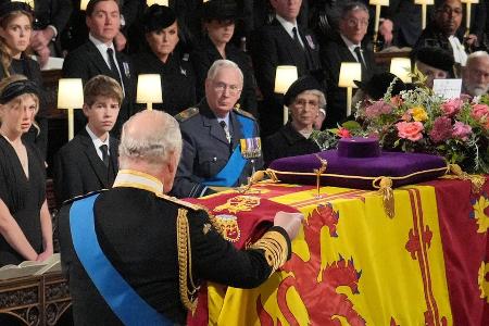 König Charles III. legt Flagge des Queen-Regiments auf Sarg nieder König Charles III. legt Flagge des Queen-Regiments auf Sarg nieder