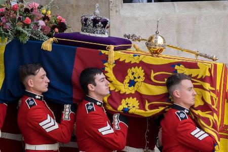 Queen Elizabeth II.: Eine neue Grabplatte ziert ihre letzte Ruhestätte Queen Elizabeth II.: Eine neue Grabplatte ziert ihre letzte Ruhestätte