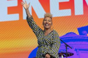 Sängerin Emeli Sandé hat sich mit ihrer Partnerin verlobt
