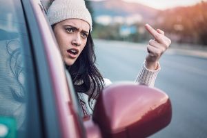Mittelfinger & Co: Das erwartet Autofahrer bei Beleidigungen