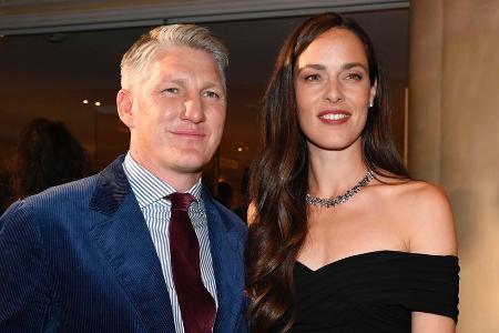Bastian Schweinsteiger und Ana Ivanović danken Roger Federer Bastian Schweinsteiger und Ana Ivanović danken Roger Federer