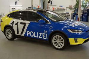 Polizisten im Tesla gefangen