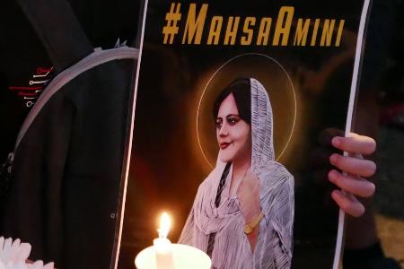 Zahlreiche Stars machen auf das Schicksal von Mahsa Amini aufmerksam Zahlreiche Stars machen auf das Schicksal von Mahsa Amini aufmerksam
