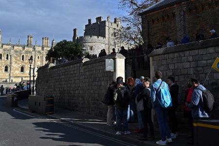Queen Elizabeth II. sorgt erneut für Warteschlange in Windsor Queen Elizabeth II. sorgt erneut für Warteschlange in Windsor