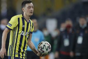 Rücken-OP: Özil fällt länger aus