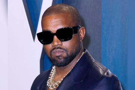 Kanye West provoziert mit rassistischem Slogan auf seinem Shirt Kanye West provoziert mit rassistischem Slogan auf seinem Shirt