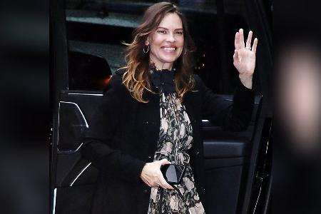 Schwanger mit Zwillingen: Hilary Swank präsentiert ihren Babybauch Schwanger mit Zwillingen: Hilary Swank präsentiert ihren Babybauch