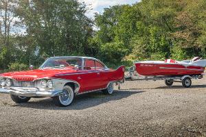 1960 Plymouth Fury Two-Door Hardtop mit 1957 Herter's Boat 