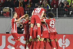 Achtelfinale fest im Blick: Freiburg schlägt Nantes