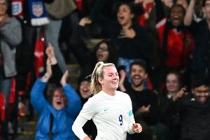 Englands Europameisterinnen bezwingen Weltmeister USA