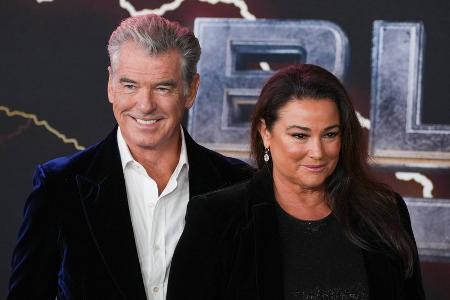Nach 21 Jahren Ehe: Pierce Brosnan noch immer wie frisch verliebt Nach 21 Jahren Ehe: Pierce Brosnan noch immer wie frisch verliebt