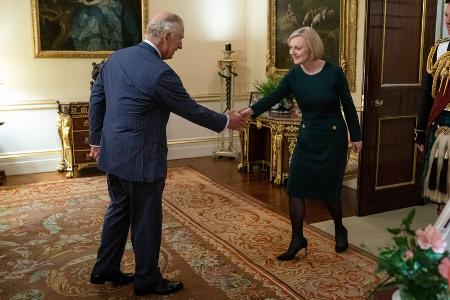 König Charles III. begrüßt Liz Truss mit den Worten König Charles III. begrüßt Liz Truss mit den Worten