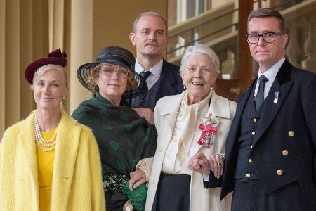 Prinz William zeichnet Vanessa Redgrave und Kates Leibwächterin aus Prinz William zeichnet Vanessa Redgrave und Kates Leibwächterin aus